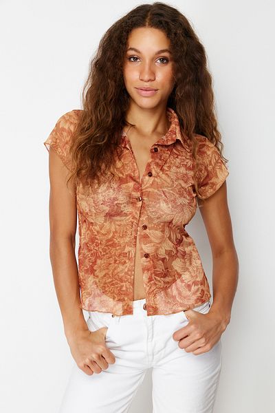 Trendyol Collection Mehrfarbige taillierte Bluse aus Tüll-Stretch-Strick mit Hemdkragen TWOSS24BZ00164