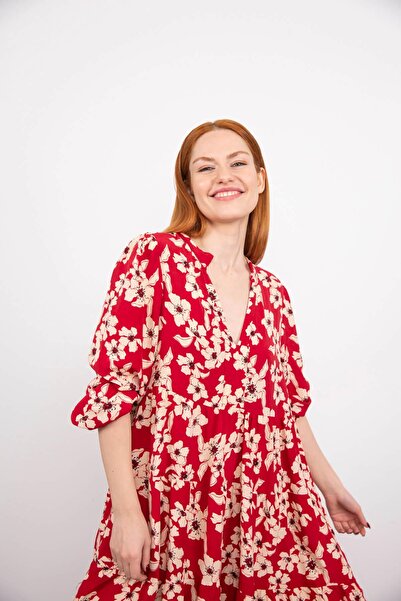 Sue Store Φόρεμα με βολάν με λαιμόκοψη σε κόκκινο εκρού με φλοράλ στάμπα