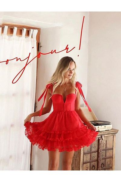 FASHION COCKTAIL Rochie roșie drăguță cu fustă etajată - cu nasturi și bretele elastice pe spate