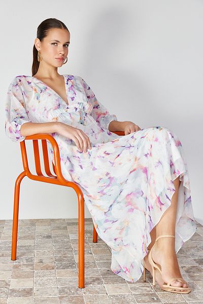 Trendyol Collection Bílé šifonové podšité maxi tkané šaty s abstraktním vzorem TWOSS24EL00611