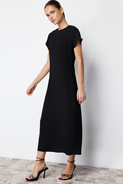 Trendyol Collection Černé tkané midi šaty rovného střihu s krátkým rukávem TWOSS24EL00455