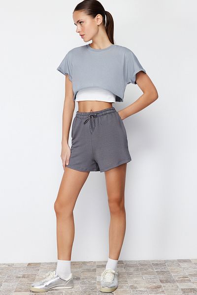Trendyol Collection Anthrazitfarbene, weiche Basic-Shorts und Bermuda aus Strick mit elastischem Bund und Knöpfen TWOSS24SR00042
