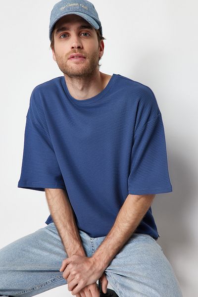Kolekcia Trendyol Indigové oversize bavlnené tričko s textúrou – TMNSS24TS00078