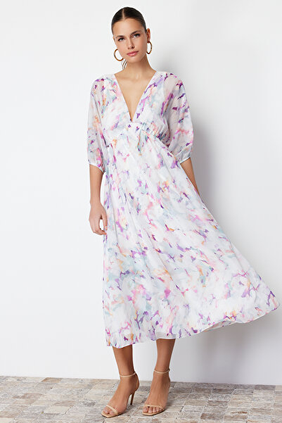 Trendyol Collection Bílé šifonové podšité maxi tkané šaty s abstraktním vzorem TWOSS24EL00611