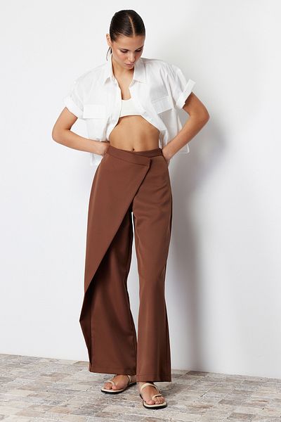 Trendyol Collection Hnědé široké tkané kalhoty s křížovým zapínáním TWOSS24PL00092