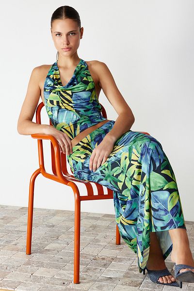 Trendyol Collection Grünes Set aus Bluse und Rock im Slim Fit mit Blumenmuster, Degaje-Kragen, Stretch-Strick TWOSS24AU00016