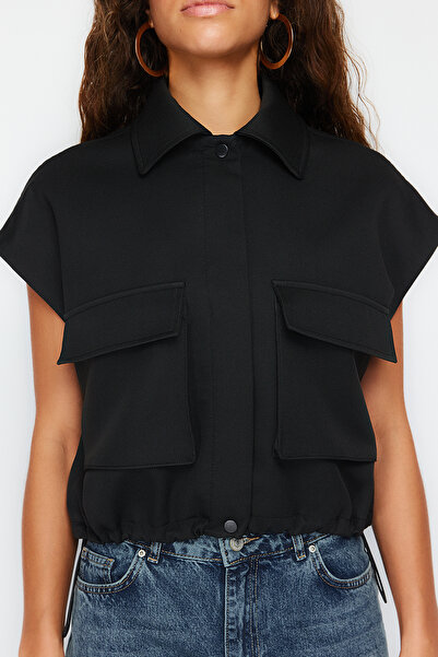 Trendyol Collection Schwarze Weste mit übergroßem Taschendetail TWOSS24YE00037