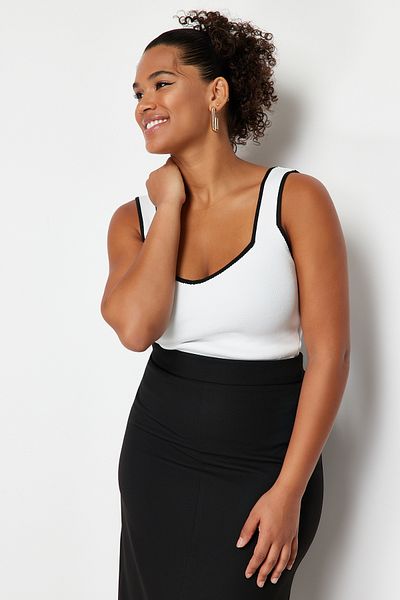 Trendyol Curve Ecru Line Detaillierte, figurbetonte Strickbluse mit quadratischem Kragen TBBSS24AF00052