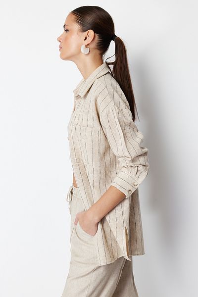 Trendyol Collection Beige gestreiftes, gewebtes Oversize-Hemd in Leinenoptik TWOSS24GO00047
