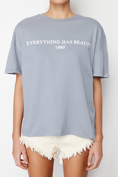 Trendyol Collection Šedá 100% bavlna Slogan Potištěný Uvolněný/široký uvolněný střih Pletené tričko TWOSS19GH0034