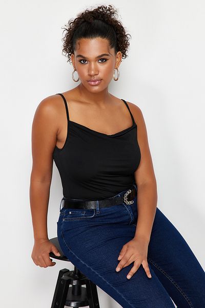 Trendyol Curve Schwarze Degaje-Strickbluse mit Kragen und Riemen TBSSS24AF00006