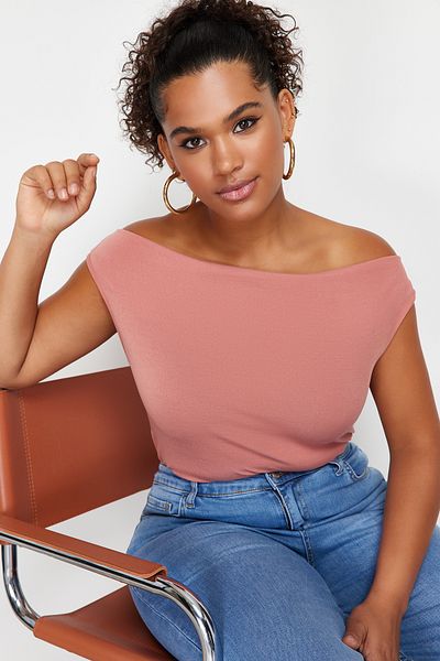 Trendyol Curve Gestrickte Bluse mit Madonna-Kragen und getrockneten Rosen - Boat/Degaje TBBSS24AF00021