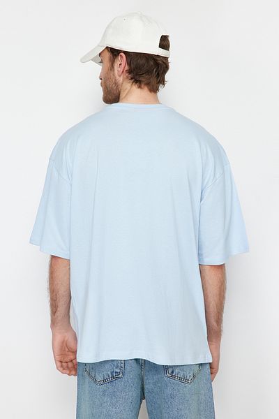 Trendyol Collection Hellblaues Basic-T-Shirt mit kurzen Ärmeln aus 100 % Baumwolle in Übergröße/Wide-Fit TMNSS22TS0318