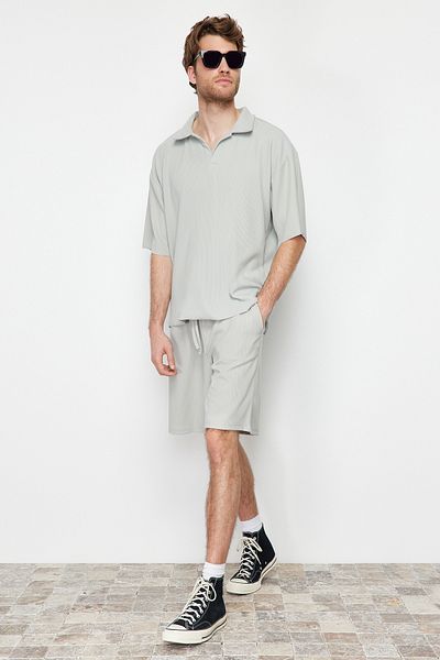 Trendyol Collection Limitierte Auflage - Strukturierte, weit geschnittene Ottoman-Shorts mit Schmucksteinen TMNSS24SR00037