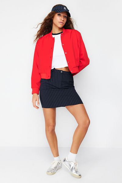 Trendyol Collection Roter, schmaler Bomber-Crop-Mantel – TWOSS24MO00032