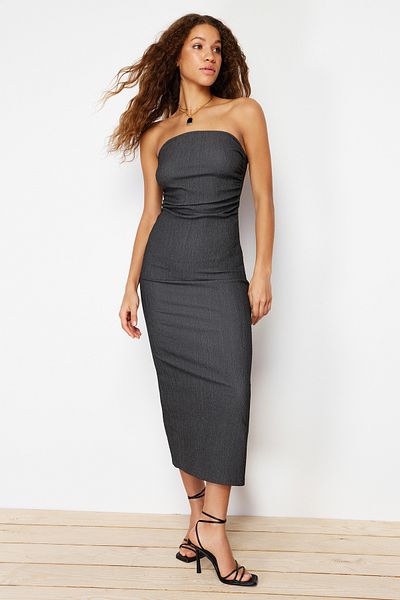 Trendyol Collection Anthrazitfarbenes, trägerloses, gerafftes, tailliertes Midi-Bleistiftkleid aus flexiblem Strick TWOSS24EL00287