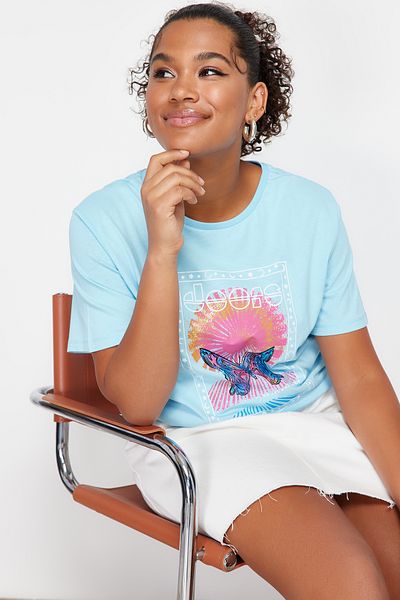 Trendyol Curve Jasnoniebieska, 100% bawełna z nadrukiem. Luźny/szeroki, luźny krój, z okrągłym dekoltem, dzianinowy T-Shirt TBBSS24BF00026