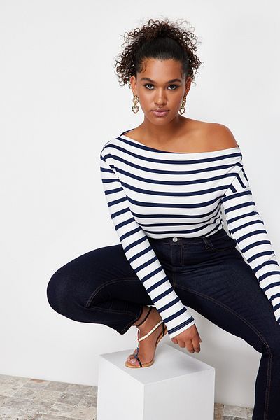 Trendyol Curve Hochwertiger weicher Stoff – flexibel, Marineblau gestreifte Bluse mit U-Boot-/Madonna-Kragen TBBSS24AF00037