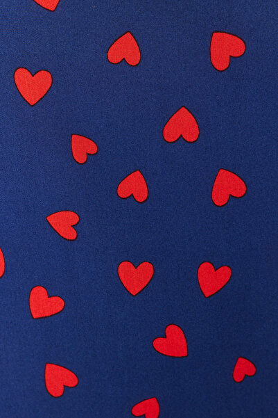 Trendyol Curve Mini tkaná noční košile TBBSS24CH00010 se vzorem srdce v námořnické modré barvě