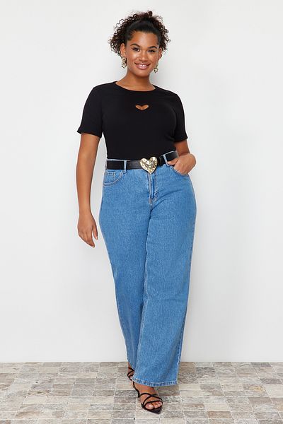 Trendyol Curve Schwarzes, schmal geschnittenes, herzförmiges, detailliertes, geripptes, gestricktes T-Shirt aus 100 % Baumwolle in Übergröße TBBSS24BF00006
