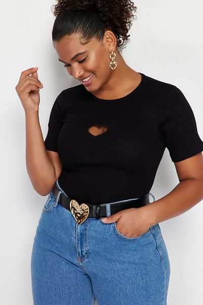 Trendyol Curve Schwarzes, schmal geschnittenes, herzförmiges, detailliertes, geripptes, gestricktes T-Shirt aus 100 % Baumwolle in Übergröße TBBSS24BF00006