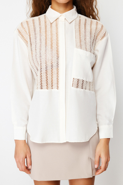 Trendyol Collection Koszula oversize z koronką w kolorze ecru - szeroka, tkana TWOSS24GO00063