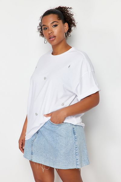 Trendyol Curve Übergroßes weißes Baumwoll-T-Shirt mit Herz-Accessoire-Detail - TBBSS24BF00008