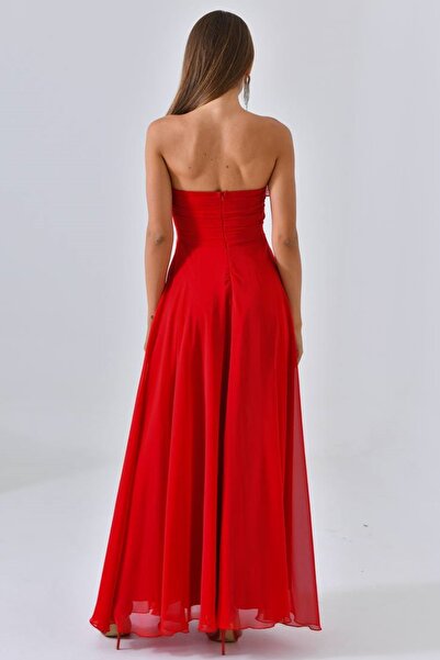 lovebox Kadın Şifon Kumaş Volan ve Yırtmaç Tasarım Straplez Yaka Kırmızı Maxi Abiye Elbise 9329