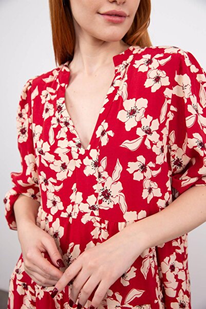 Sue Store Φόρεμα με βολάν με λαιμόκοψη σε κόκκινο εκρού με φλοράλ στάμπα