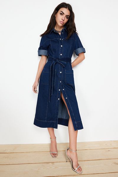 Trendyol Collection Blaues Maxikleid aus Denim mit Gürtel TWOSS24EL00531