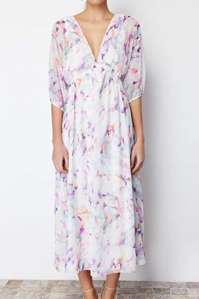 Trendyol Collection Bílé šifonové podšité maxi tkané šaty s abstraktním vzorem TWOSS24EL00611