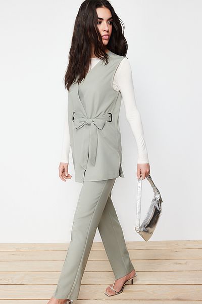 Trendyol Modest Khaki-Accessoire, detailliertes Set aus Weste, Hose, Oberteil und Unterteil aus gewebtem Stoff TCTSS24US00035