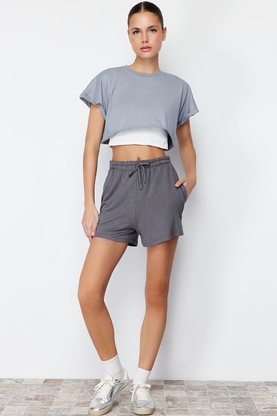 Trendyol Collection Anthrazitfarbene, weiche Basic-Shorts und Bermuda aus Strick mit elastischem Bund und Knöpfen TWOSS24SR00042
