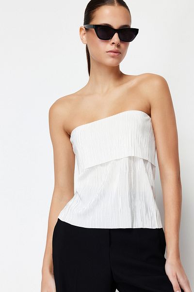 Trendyol Collection Bílá plisovaná pletená halenka bez ramínek TWOSS24BZ00399