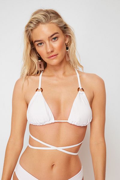 Trendyol Collection Weißes Bikinioberteil mit Dreiecksmuster - TBESS20BU0269