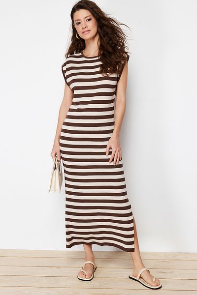 Trendyol Collection Hnědé maxi úpletové bavlněné pruhované šaty TWOSS24EL00250