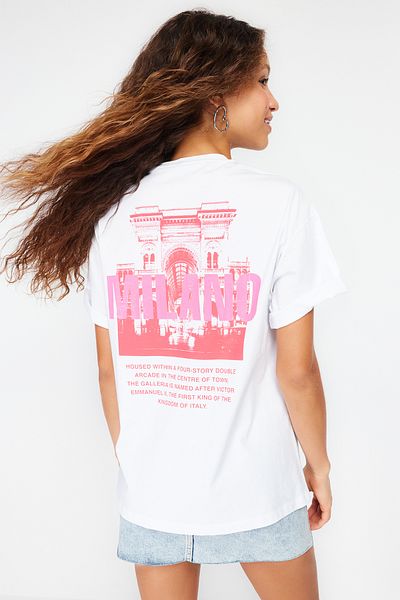 Trendyol Collection Tricou alb 100% bumbac imprimat supradimensionat/cu croiala lată tricotat cu decolteu triplu TWOSS24TS00066