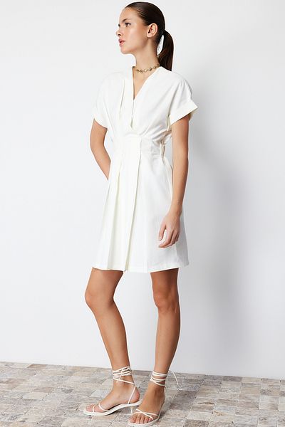 Trendyol Collection Λευκό Μίνι υφαντό φόρεμα με διπλό γιακά σε γραμμή Α με άνοιγμα στη μέση TWOSS24EL00147
