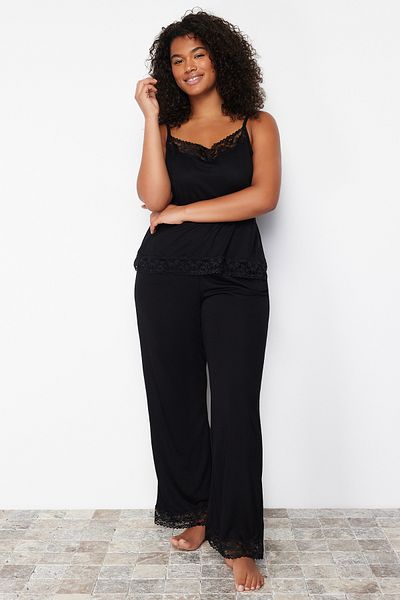 Trendyol Curve Schwarzes, detailliertes Strickpyjama-Set mit Spitze TBSSS24AI00000