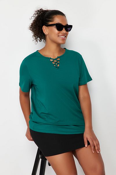 Trendyol Curve Boyfriend-Fit-T-Shirt aus 100 % Baumwolle in Übergröße mit grünem Kragen – TBBSS22TS1027
