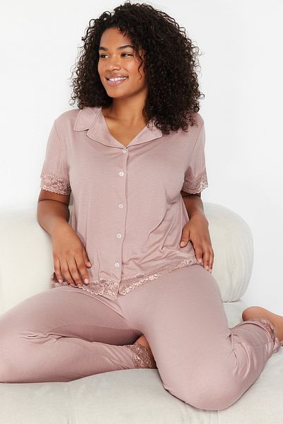 Trendyol Curve Dusty Rose Spitzen-Strickpyjama-Set TBSSS22PT0623