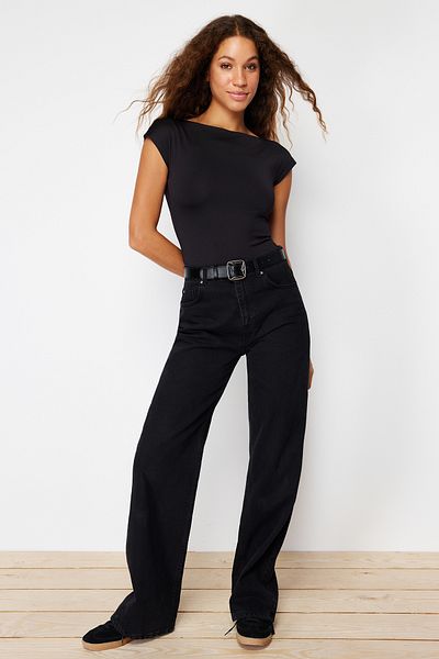 Trendyol Collection Schwarzer, körperbetonter Strickbody mit U-Boot-Ausschnitt und flexiblem Druckknopfverschluss TWOSS24BD00029
