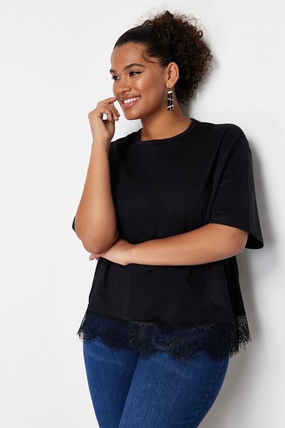 Trendyol Curve Schwarzes Baumwoll-T-Shirt mit Spitze - TBBSS24BF00009
