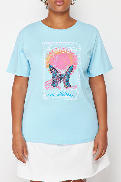 Trendyol Curve Světle modrá 100% bavlna Potištěný uvolněný/široký uvolněný střih Crew Neck Pletené tričko TBBSS24BF00026