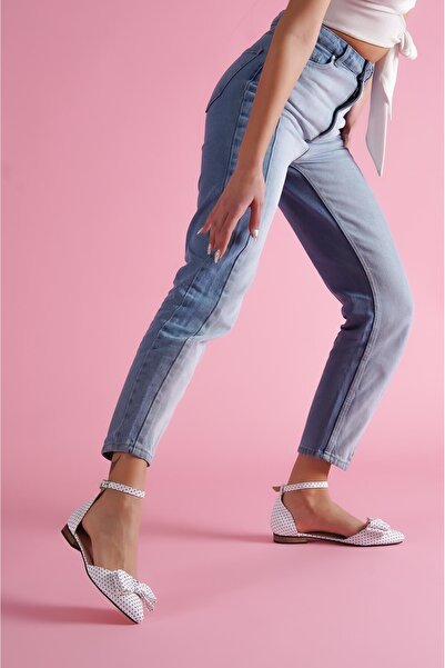 DİVOLYA Καθημερινές μπαλαρίνες με λουράκι αστραγάλου με μυτερά δάχτυλα Misty White πουά