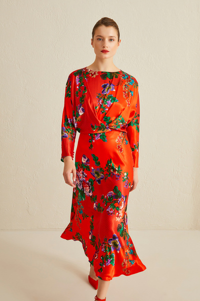 Jus De Pommes KIRMIZI ÇİÇEK DESENLİ SATEN UZUN KOLLU UZUN ELBİSE