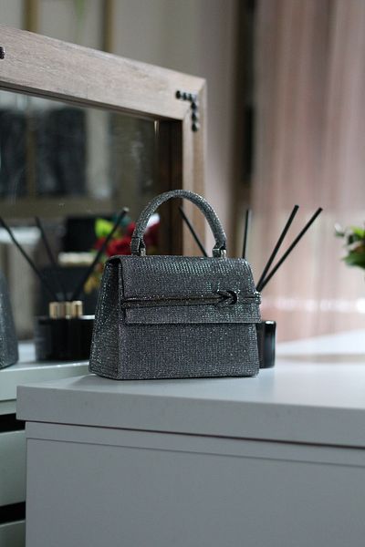 Moom Bag Γυναικεία βραδινή τσάντα ώμου με λεπτομέρεια από ασημί πλατίνα πέτρα