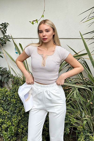 Trend Alaçatı Stili Beigefarbene, gestreifte Strickbluse mit Druckknopfverschluss für Damen ALC-X11552