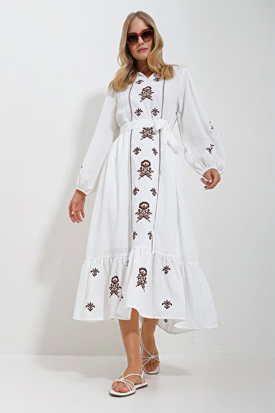 Trend Alaçatı Stili Γυναικείο φόρεμα μάξι μήκους με λευκή σχισμή ζωσμένο με κεντημένη γραμμή ALC-X11645