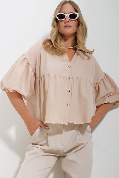 Trend Alaçatı Stili Beigefarbenes, gerafftes Kubra-Baumwoll-Kurzhemd mit Ballonärmeln für Damen ALC-X11624